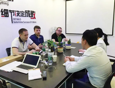 2014, Мы впервые встретились в скайпе, как самозанятый мужчина по имени Маск.